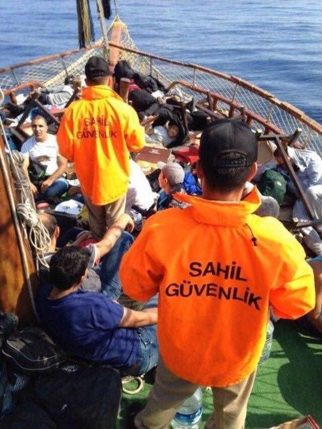 Akdeniz’de 362 Kaçak Göçmen Yakalandı