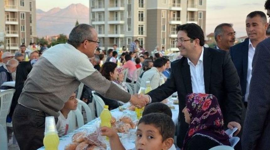 2 Bin Kişi Yunus Emre Mahallesinde İftar Yemeğinde Buluştu