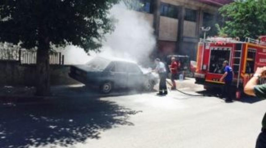Siirt&rsquo;te Park Halindeki Bir Otomobil Yandı