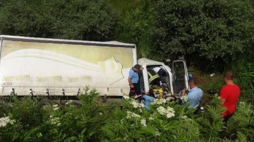 Kamyonet Şarampole Yuvarlandı: 1 &Ouml;l&uuml;, 1 Yaralı