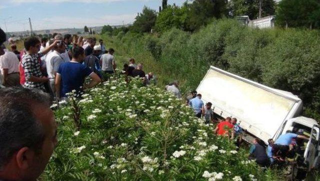 Dereye Uçan Kamyonetin Sürücüsü Öldü