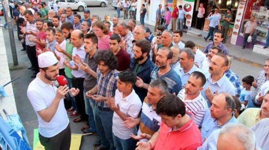 Doğu T&uuml;rkistan'da &Ouml;len M&uuml;sl&uuml;manlar I&ccedil;in Gıyabi Cenaze Namazı