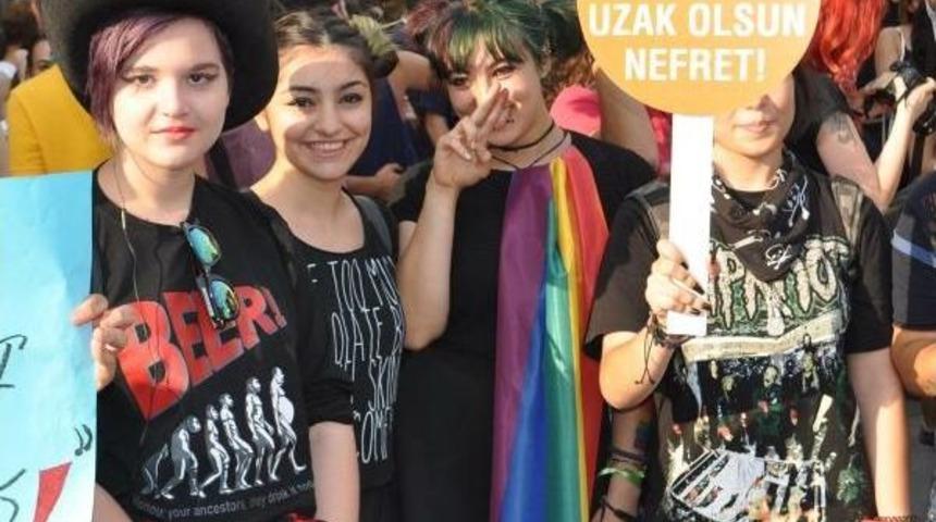 Onur Y&uuml;r&uuml;y&uuml;ş&uuml;'ne M&uuml;dahale Edilmesi İzmir'de Protesto Edildi