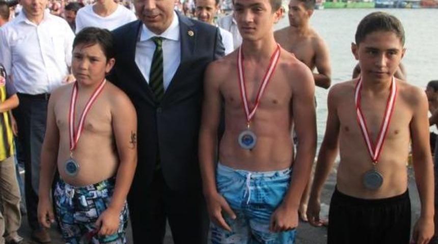 Denizcilik Ve Kapotaj Bayramı&rsquo;Nda Belediye Başkanı&rsquo;Na &Ouml;d&uuml;l Tepkisi