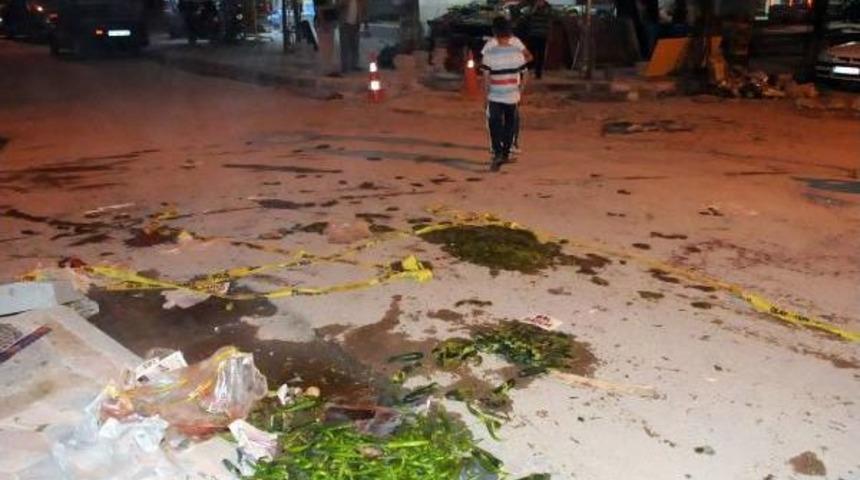 Tezgahını Deviren Pazarcıyı Bı&ccedil;aklayıp &Ouml;ld&uuml;rd&uuml;