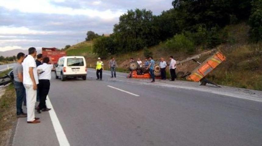 Otomobil Seyir Halindeki Trakt&ouml;re &Ccedil;arptı: 2 Yaralı