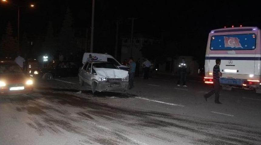 D&ouml;n&uuml;ş Yapan Otob&uuml;se Otomobil Arkadan &Ccedil;arptı: 4 Yaralı