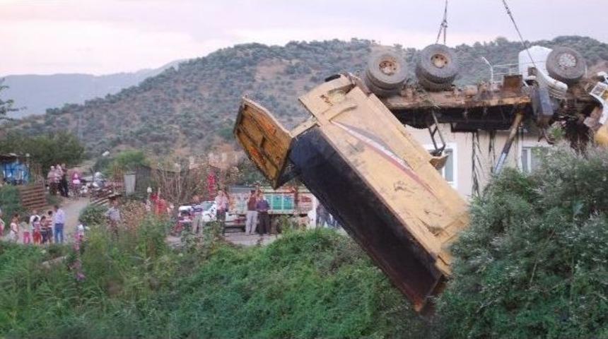 Kanala U&ccedil;an Kamyondan Yara Almadan &Ccedil;ıktı