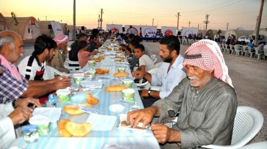 Vali İzettin K&uuml;&ccedil;&uuml;k İftarını M&uuml;ltecilerle Baraber A&ccedil;tı.