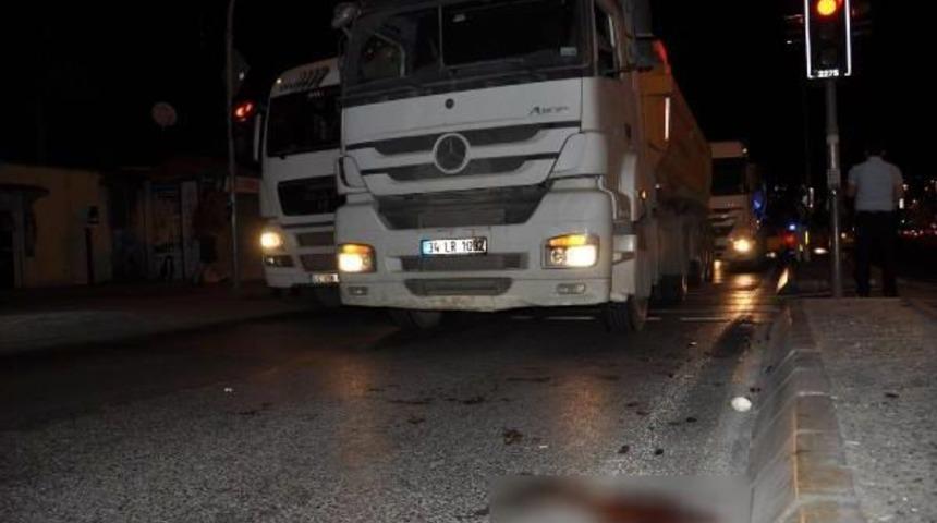 Karşıdan Karşıya Ge&ccedil;mek Isteyen Yayaya Kamyon &Ccedil;arptı: 1 &Ouml;l&uuml;