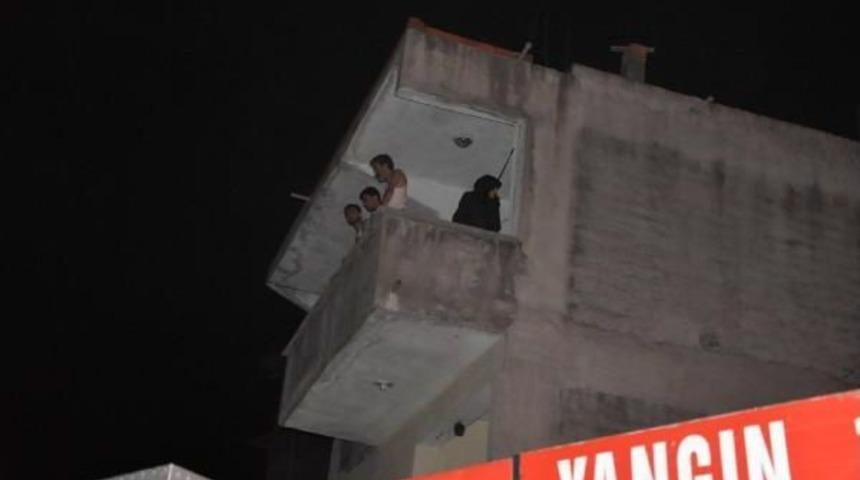 Yangında Mahsur Kalan Suriyeli Aileyi Itfaiye Kurtardı