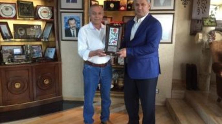 İşadamı &Ouml;ner Hekim&rsquo;e, Giresun Federasyonu&rsquo;ndan Plaket