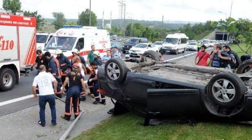Kağıthane'de Otomobil Takla Attı, 5 Kişi Yaralandı