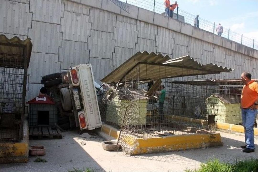 Sıkıştığı Kamyonetten 40 Dakikada Kurtarılabildi