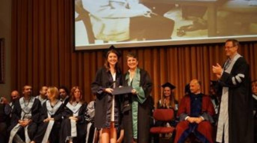 Dekan Anneden İşletme Mezunu Kızına Diploma