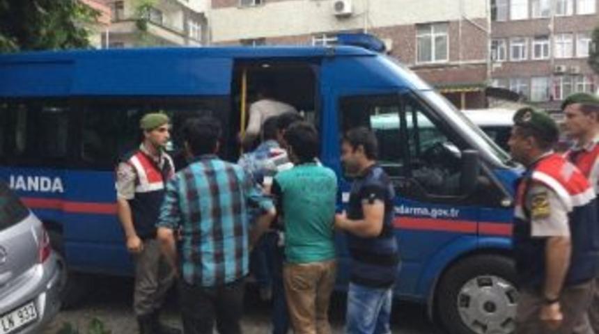 Ka&ccedil;ak Tekstil İş&ccedil;ileri Sınır Dışı Edildi