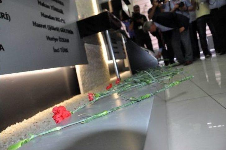 Madımak Olaylarında Hayatını Kaybeden 37 Kişi Anısına Karanfil Bırakıldı G1
