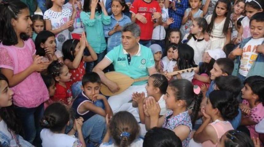 Hakkarili Sanat&ccedil;ı 200 &Ccedil;ocuğa Evinde Iftar Verdi