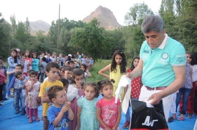 Hakkarili Sanatçı 200 Çocuğa Evinde Iftar Verdi