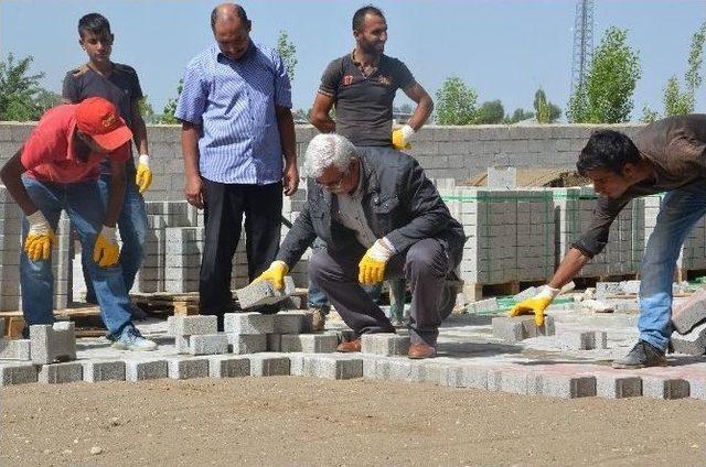 Erciş Belediyesi Tarafından Yeni Sanayi Sitesine Parke Taşı Döşeniyor