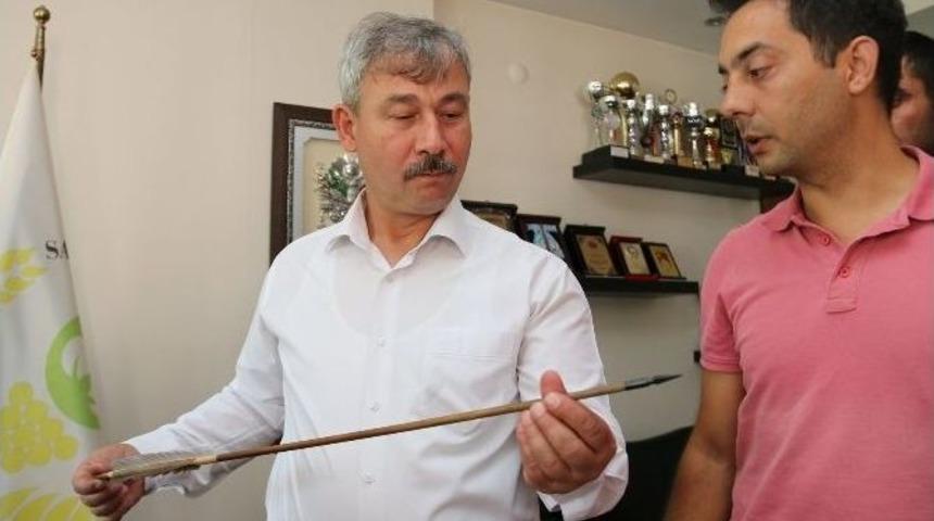 Başkan Yaralı&rsquo;ya Ok Hediye Edildi