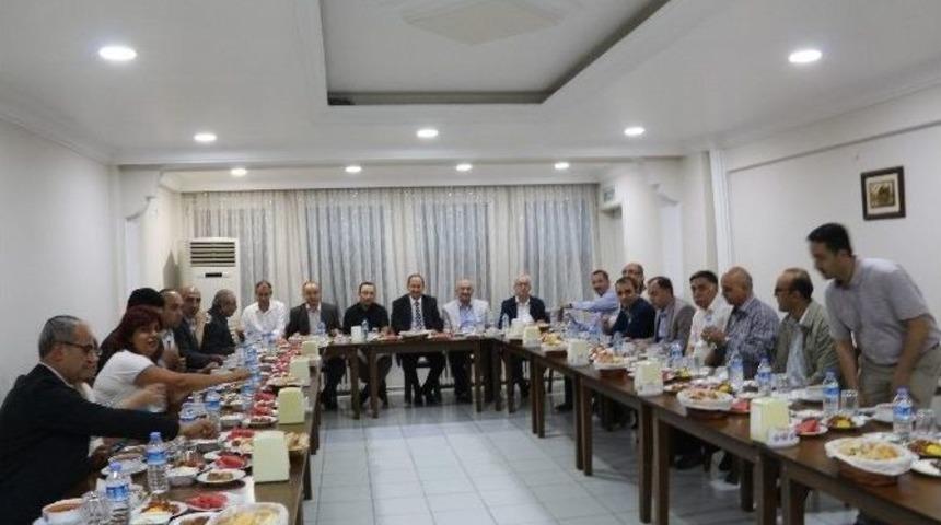 Demirci&rsquo;de Kurum Amirleri Kaymakamlığın İftar Yemeğinde Buluştu