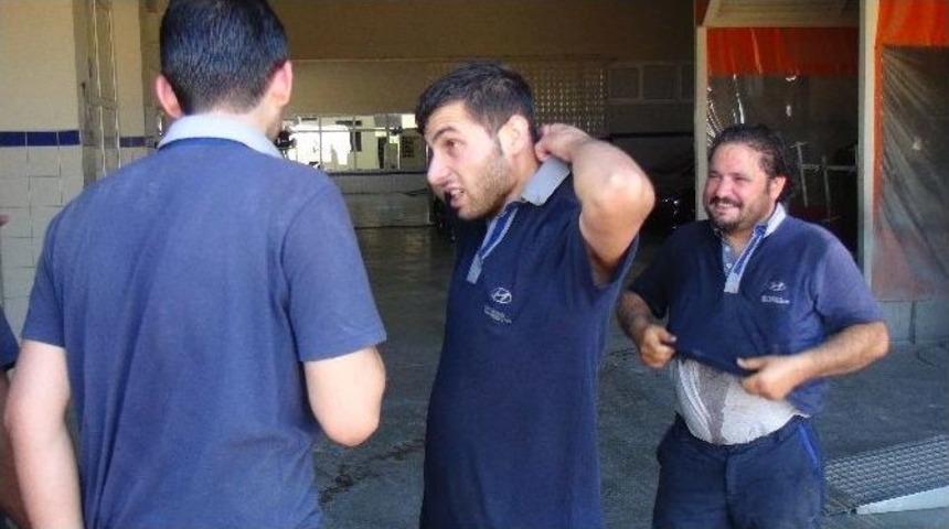 Oto Yıkamacıları Birbirlerini Islatarak Serinletiyor