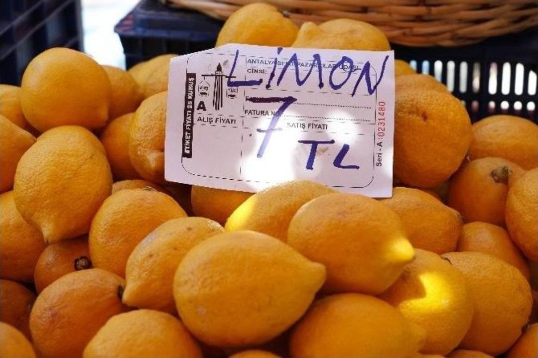 Limonun Fiyatı Vatandaşın Y&uuml;z&uuml;n&uuml; Ekşitiyor