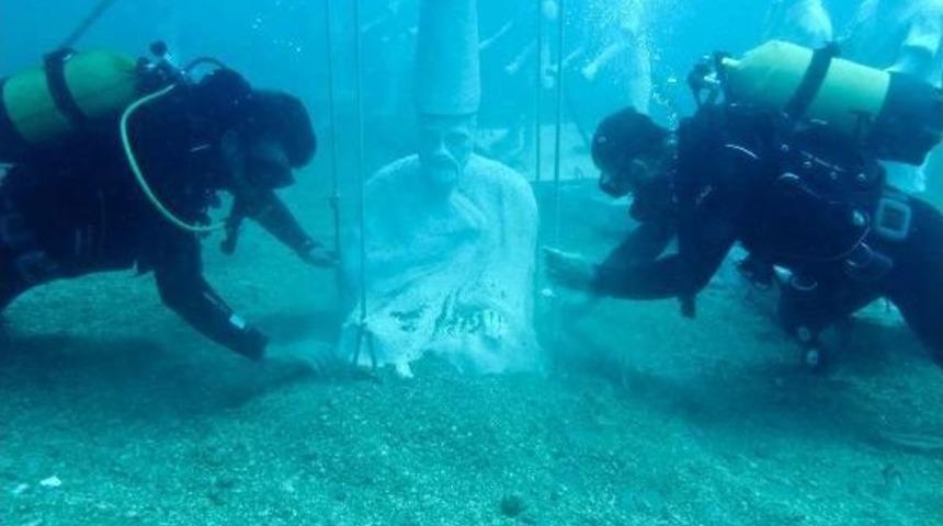 Massive Statues Installed In The Mediterranean In Antalya