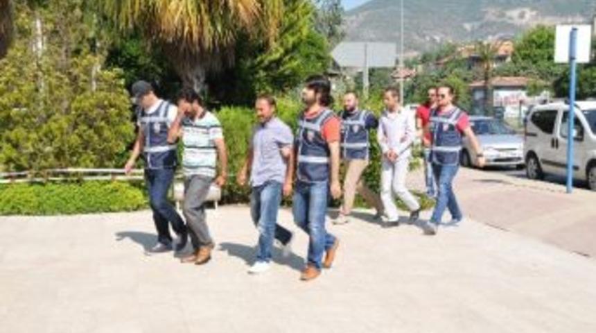 Alanya&rsquo;da Uyuşturucu Sattığı İddia Edilen 3 Ş&uuml;pheli Yakalandı