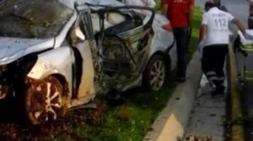 S&uuml;r&uuml;c&uuml;s&uuml;n&uuml;n Direksiyon Hakimiyetini Kaybettiği Otomobil Direğe &Ccedil;arptı: 3 Yaralı