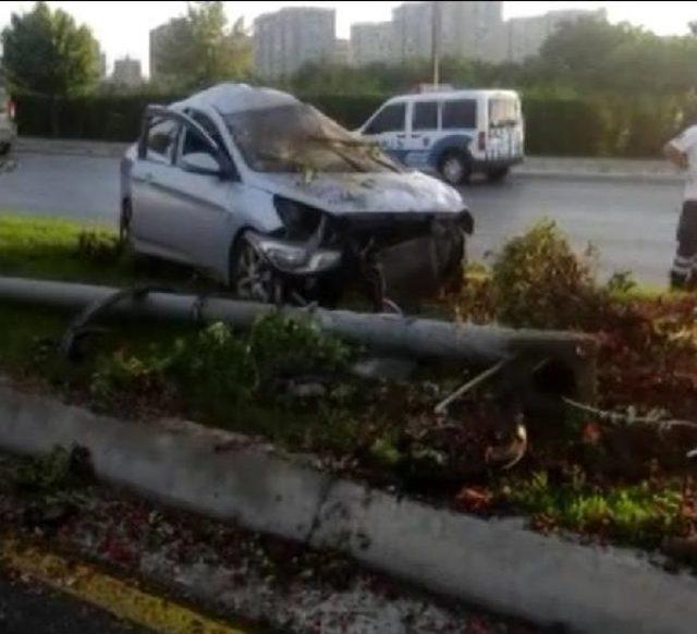 S&uuml;r&uuml;c&uuml;s&uuml;n&uuml;n Direksiyon Hakimiyetini Kaybettiği Otomobil Direğe &Ccedil;arptı: 3 Yaralı 1