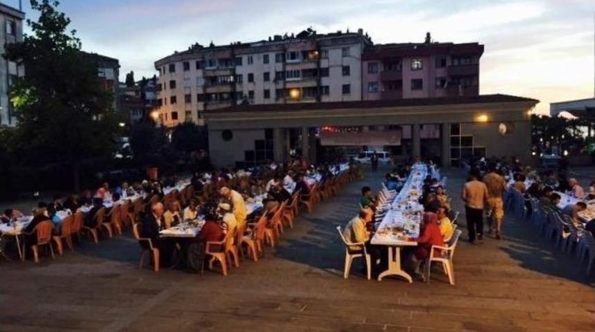 Ak&ccedil;akoca&rsquo;da Hayırsever İş Adamları Tarafından Verilen İftar Yemeği Programları Devam Ediyor