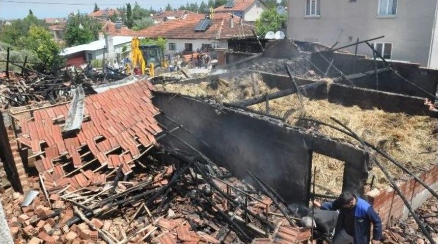 Uşak’ta Yıldırım Düşmesi Sonucu Yangın Çıktı