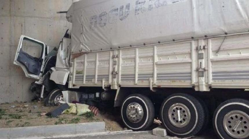 Sivas'ta Otomobil Ile Kamyon &Ccedil;arpıştı: 1 &Ouml;l&uuml;, 2 Yaralı