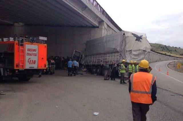 Sivas'ta Otomobil Ile Kamyon Çarpıştı: 1 Ölü, 2 Yaralı