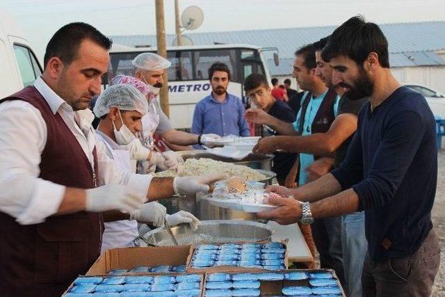 Büyükşehir Belediyesi’nden Mahallere İftar Sofrası