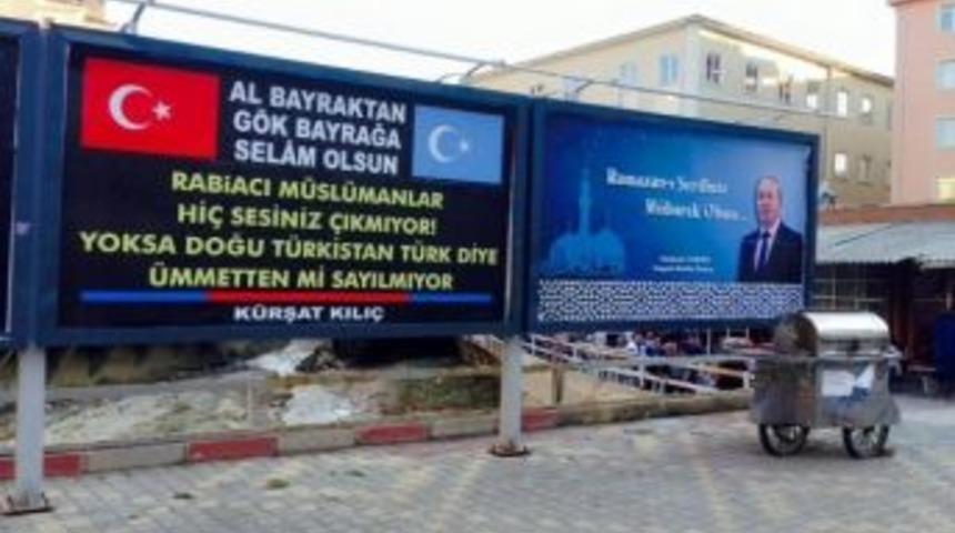 Billboard Afişi İle Uygur T&uuml;rklerine Uygulanan Zulme Tepki G&ouml;sterdi