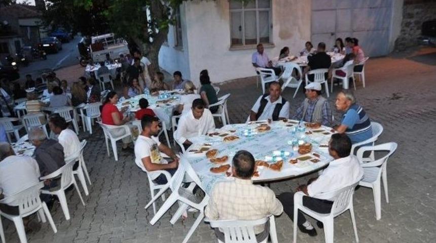Ayvalık Belediyesi&rsquo;nden T&uuml;rk&ouml;z&uuml;&rsquo;nde İftar Sofrası