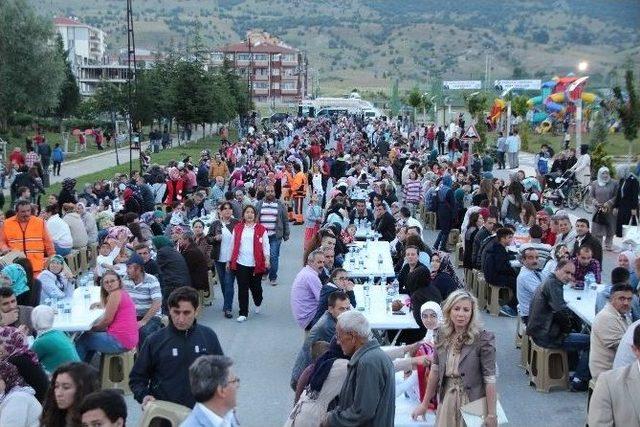 2 Bin 300 Kişi Hep Birlikte Oruç Açmanın Hazzını Yaşadı