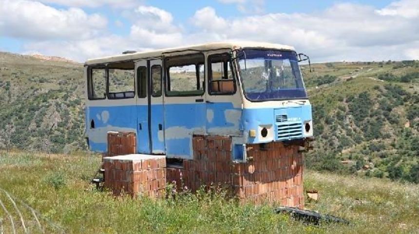 Hurda Minib&uuml;s&uuml; Kul&uuml;beye &Ccedil;eviriyor