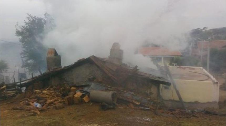 Yangın Bir Evi Yok Etti