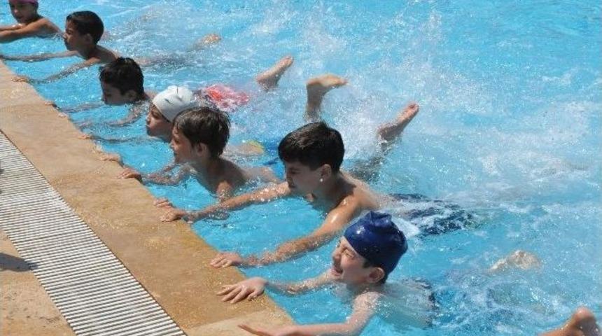 Nazilli Belediyesi Y&uuml;zme Kursları Devam Ediyor