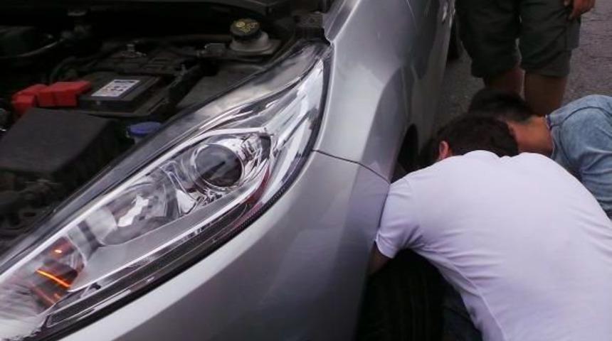 Otomobil Tekerine Sıkışan Yavru Kedi Kurtarıldı