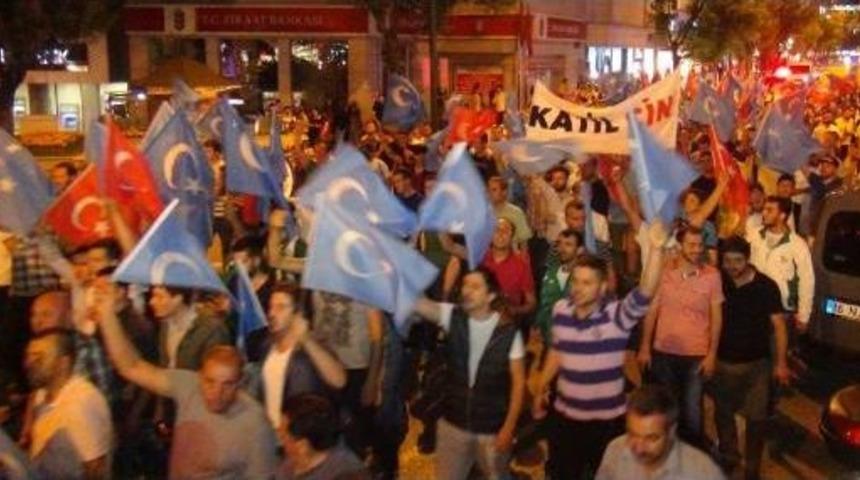 Bursasporlu Taraftarlar Uygur T&uuml;rkleri I&ccedil;in Y&uuml;r&uuml;d&uuml;