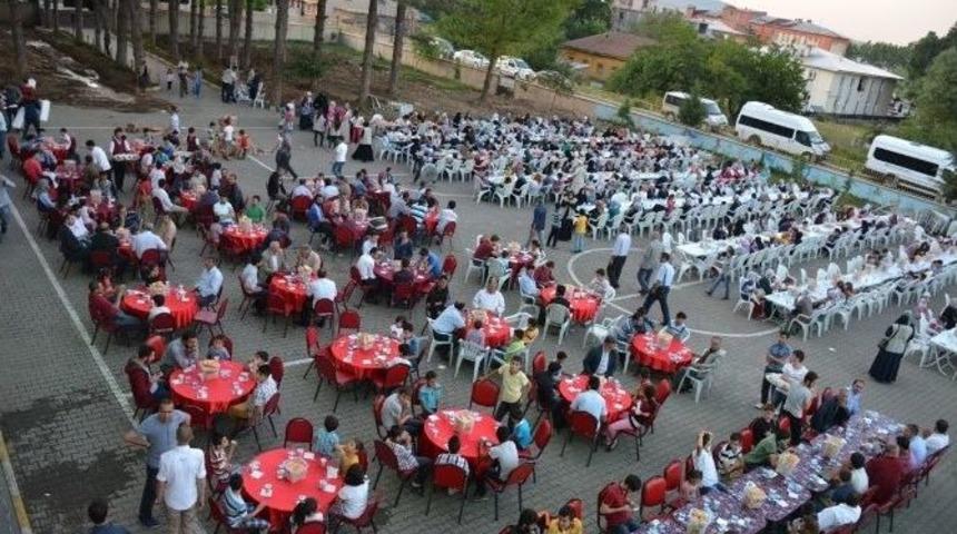 Bitlis İhh&rsquo;dan Tatvan&rsquo;da Yetim &Ccedil;ocuklara İftar Yemeği