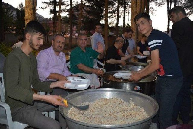 Bitlis İhh’dan Tatvan’da Yetim Çocuklara İftar Yemeği