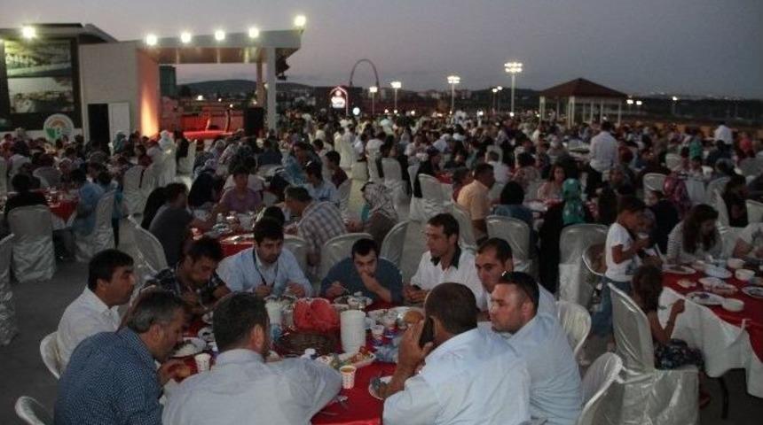 Tuzla Belediyesi Yetim Ve Engelli &Ccedil;ocukları İftar Sofrasında Buluşturdu