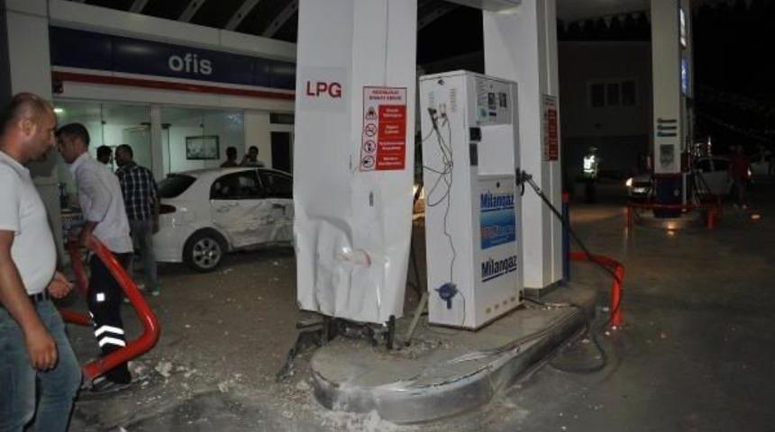 Otomobil Lpg Pompasına &Ccedil;arptı: 1 Yaralı