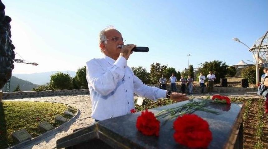 Sivas Olaylarının Yıl D&ouml;n&uuml;m&uuml;nde Bayraklı&rsquo;da Duygulandıran Program